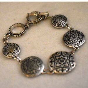 Modern Western Etched Silver Tone 7 Inch Toggle Latch Gently Worn Bracelet